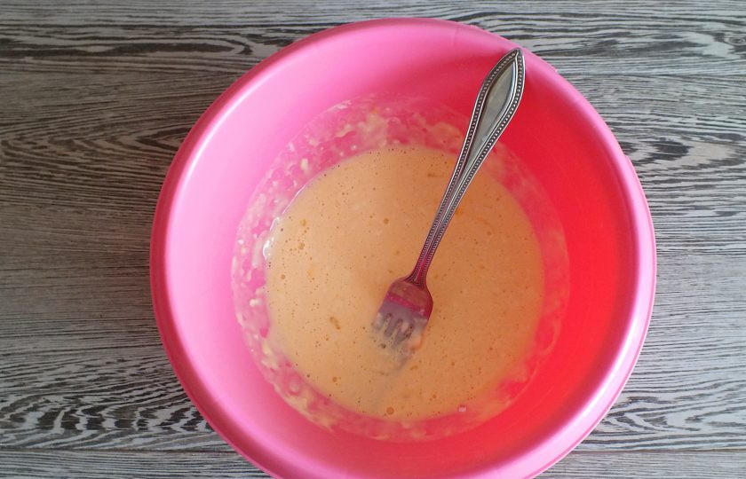 1. Этап. Профитроли с кремом Пломбир: Хорошо перемешайте, чтобы не было комочков.