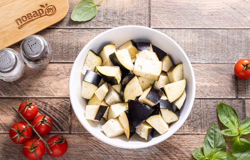 1. Этап. Рататуй с картошкой на сковороде: Баклажаны подсолите, перемешайте и оставьте на 10-15 минут. После промойте в холодной воде и отожмите.