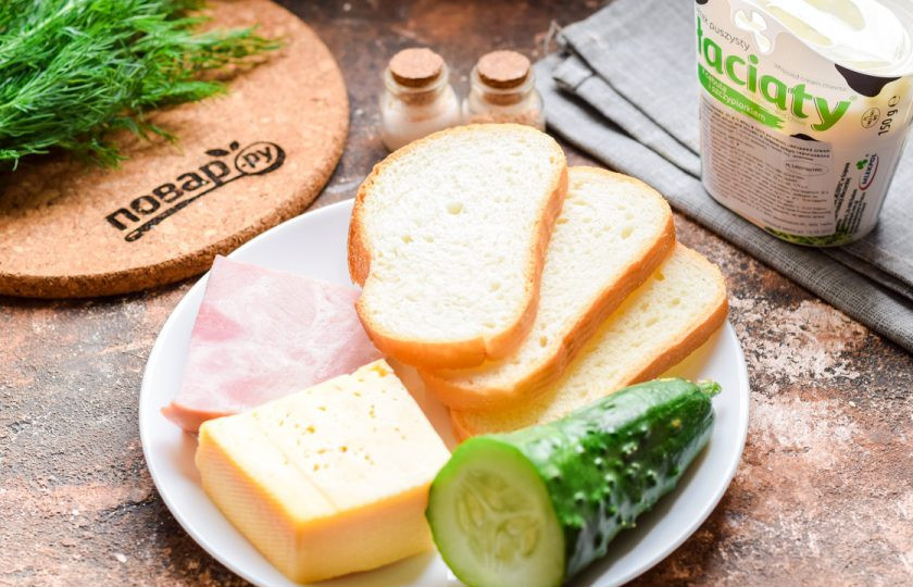 1. Этап. Бутерброды с ветчиной и огурцом: Подготовьте ингредиенты.