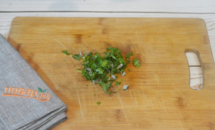 1. Этап. Картофельное пюре из батата с зеленью: 6. Зелень нарежьте.