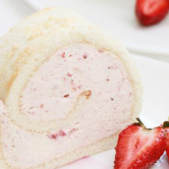 Бисквитный рулет с клубникой