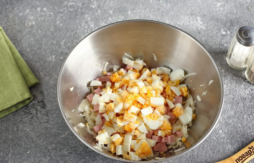 1. Этап. Салат с яйцом, капустой и колбасой: Яйца очистите и нарежьте кубиками.