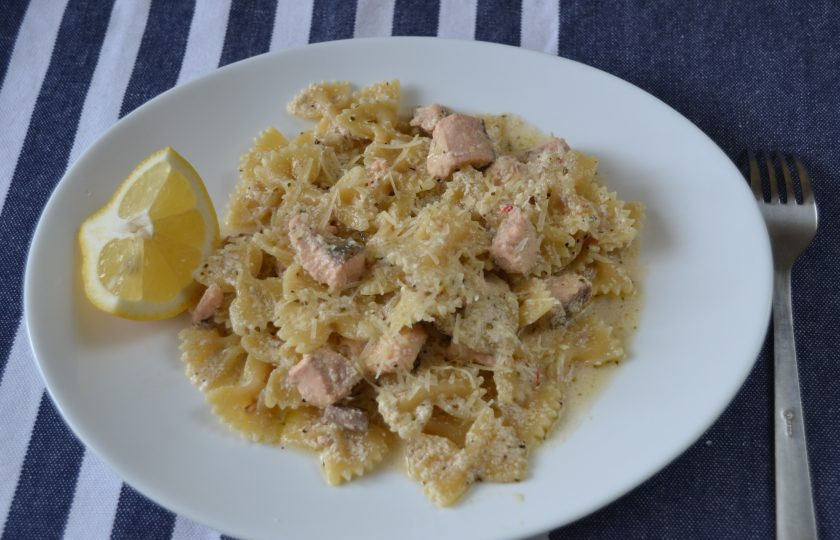 1. Этап. Фарфалле с лососем в сливочном соусе: Подавайте фарфалле с ломтиком лимона, посыпав сверху пармезаном. Это очень вкусно!