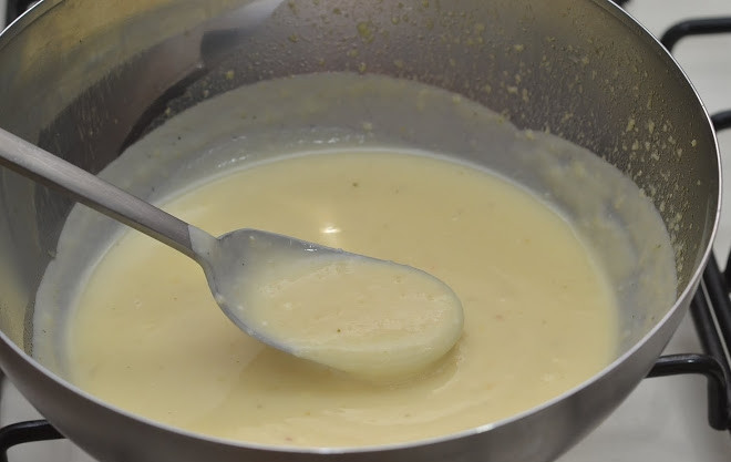 1. Этап. Сметанный соус для котлет: 5. Когда мука начнет поджариваться, снять с огня и добавить в соус. Перемешать все очень тщательно, чтобы не образовались комочки.