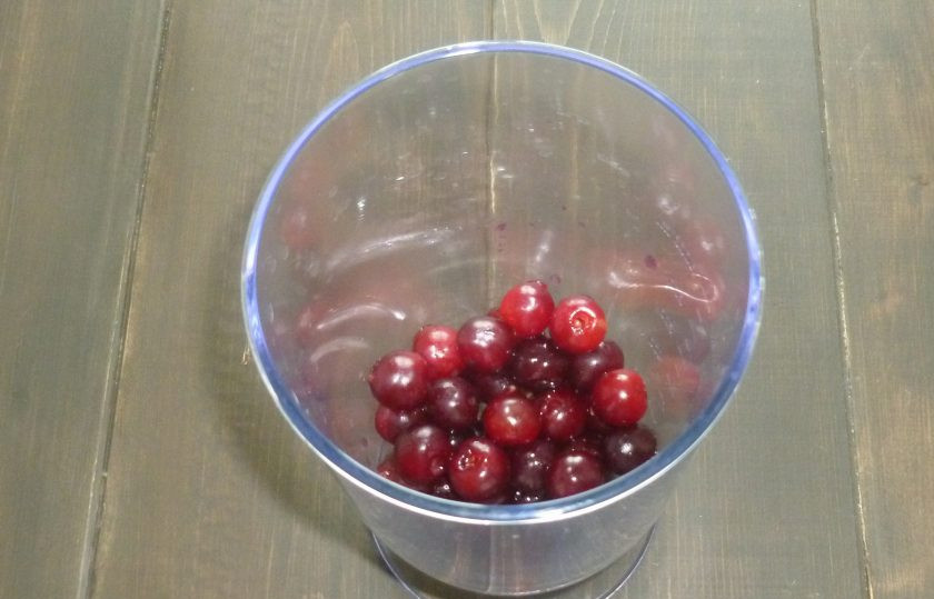 1. Этап. Смузи с вишней и корицей: У вишни удалите косточки, сложите в чашу блендера.