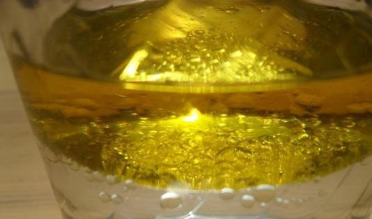 1. Этап. Острые баклажаны по-грузински: Приготовим заправку для баклажанов: смешаем 1/4 стакана уксуса и 1/4 стакана растительного масла. Баклажаны смешиваем с перцем и чесноком, выкладываем в глубокую тарелку и поливаем заправкой.