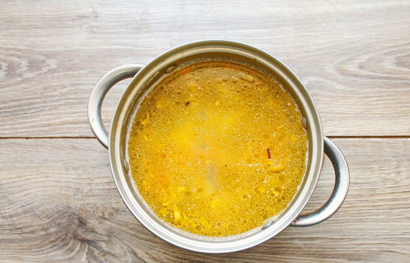 1. Этап. Сырный суп с куриными желудками: Все посолите, добавьте зажарку из моркови с луком и готовьте в течение 15-20 минут, до готовности картофеля.