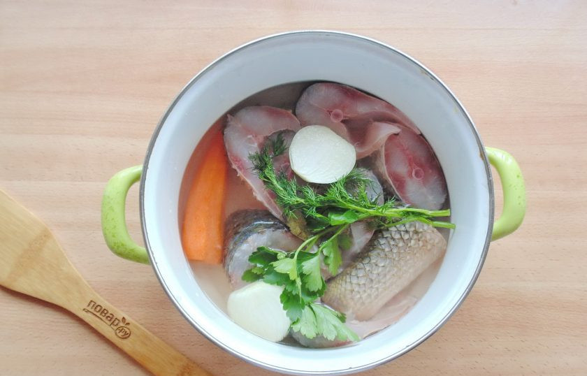 1. Этап. Заливное из пеленгаса: Посолите и поперчите по вкусу. Добавьте веточки петрушки.