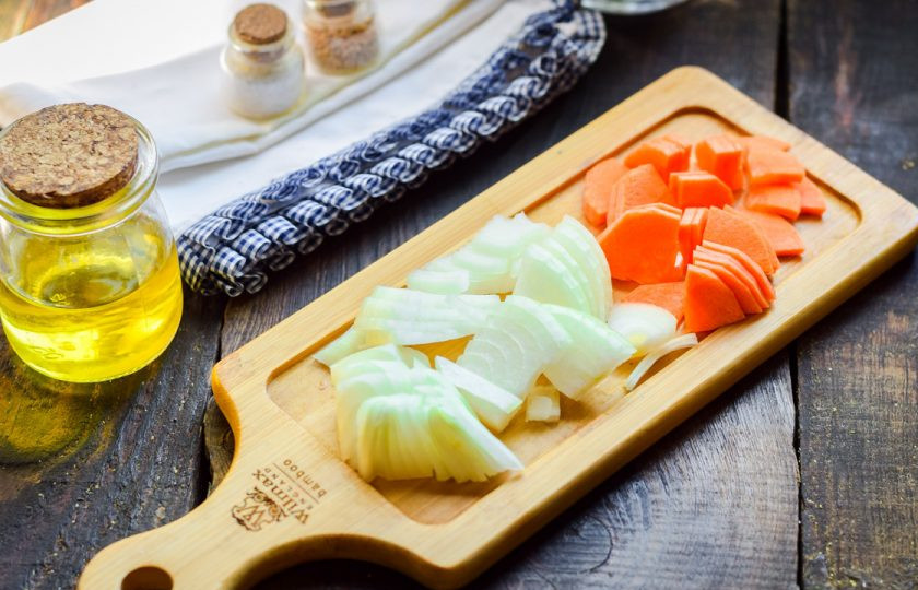 1. Этап. Перловка с мясом и грибами: Очистите морковь и лук, сполосните. Нарежьте морковь брусочками, лук полукольцами или кубиками.