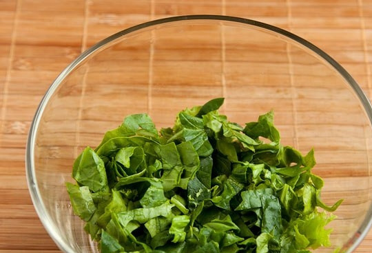 1. Этап. Салат типа Оливье: Промытые листья салата и (по желанию) шпината нарежьте и выложите в высокую салатницу.