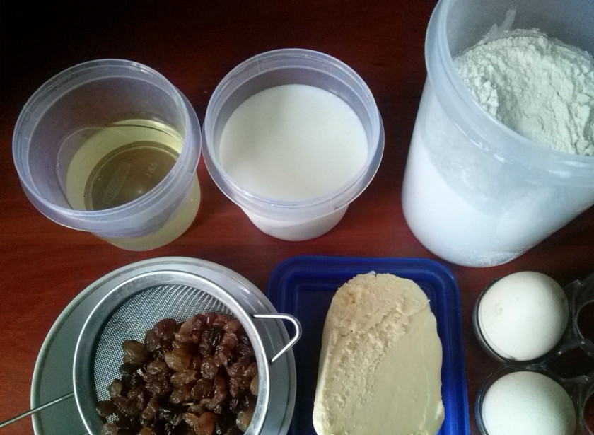 1. Этап. Ляваш: 1. Просейте муку, отмерьте масло, промойте изюм, откиньте его на сито.