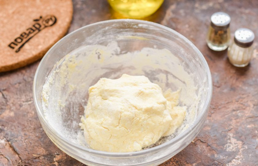 1. Этап. ПП пицца на творожном тесте: Замесите тесто. При необходимости количество муки можно увеличить.