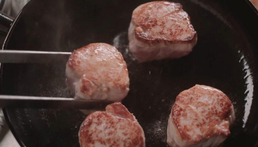 1. Этап. Медальон из свинины: Обжаривайте мясо с двух сторон.