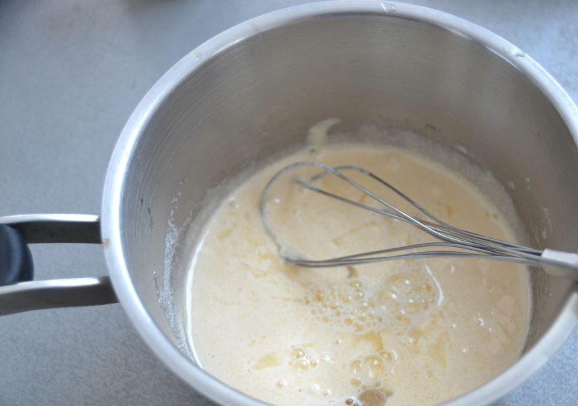 1. Этап. Лимонное парфе: Отделите желтки и белки трёх яиц в разную посуду. Желтки выложите в сотейник, разотрите с сахаром добела. Поставьте на небольшой огонь, нагрейте, но не до кипения. Влейте лимонный сок, еще раз нагрейте.