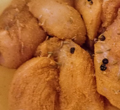 1. Этап. Карри из курицы с лавровым листом: Пока лук готовится, в отдельной ёмкости смешать куркуму, зиру, черный перец, перец чили и чайную ложку соли. Обвалять в этой смеси кусочки курицы