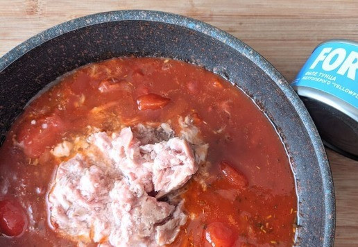 1. Этап. Быстрая похлебка из фасоли и тунца: Кладём слегка размятый тунец. У меня - ТМ FORTUNA. Перемешиваем.