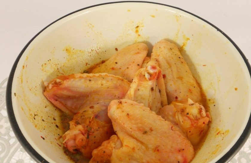 1. Этап. Курица в мультиварке: Крылышки промажьте смесью.