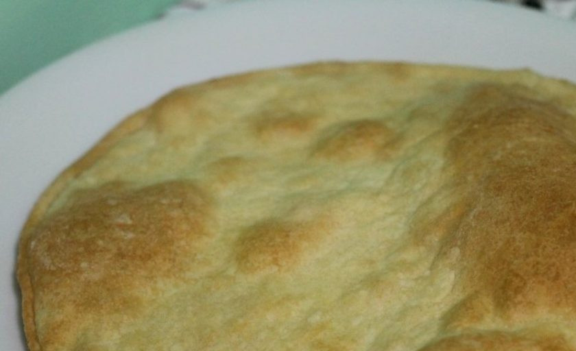 1. Этап. Торт Наполеон с кремом из сгущенки: Каждый корж выпекайте в духовке, разогретой до ста восьмидесяти градусов, пока они не зарумянятся. Для этого вам понадобится по три-пять минут на каждый корж.