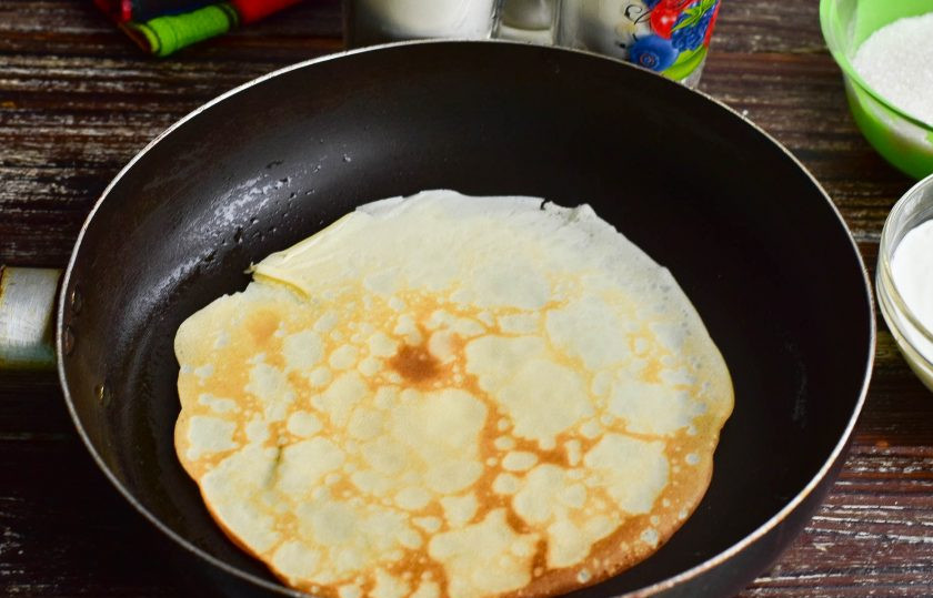 1. Этап. Блины Неженка: Поджарьте блин на среднем огне. По времени эта процедура занимает 30 секунд с одной стороны и 15-20 с другой. Таким образом пожарьте все блинчики.