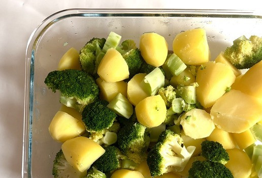 1. Этап. Запеканка из картофеля и брокколи: Слить воду с овощей и высыпать в форму для запекания.