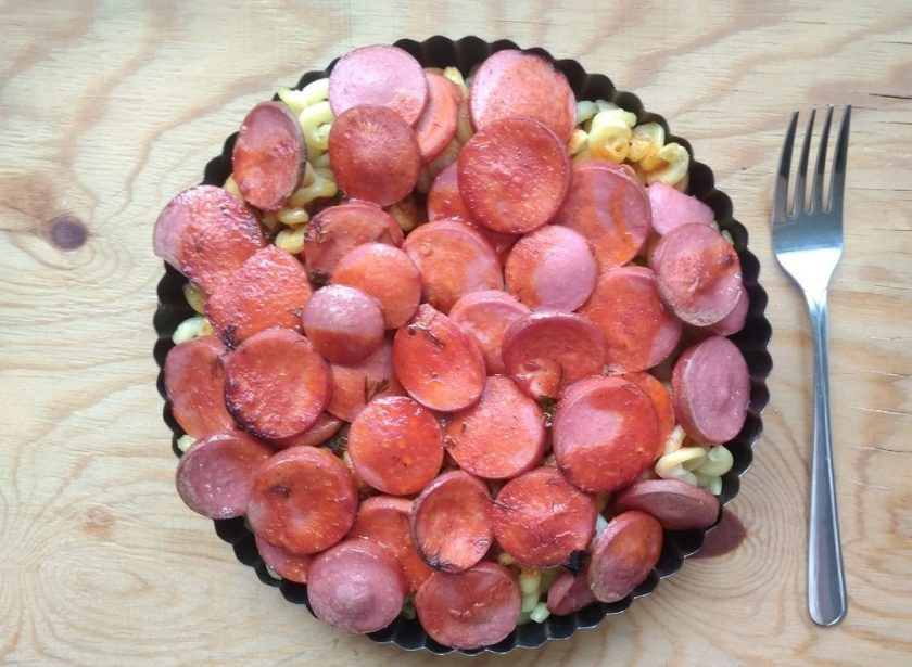 1. Этап. Сосиски под соусом с макаронами: 9. Запекайте в духовке в течение 15 минут, а затем сразу подавайте. Приятного аппетита!