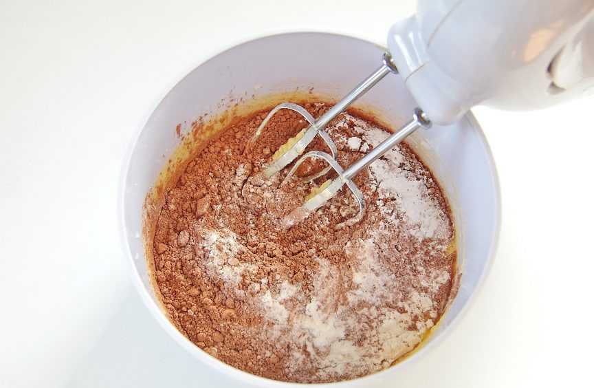 1. Этап. Капкейки шоколадные: 4. Налейте молоко, добавьте муку, разрыхлитель, соль и какао.