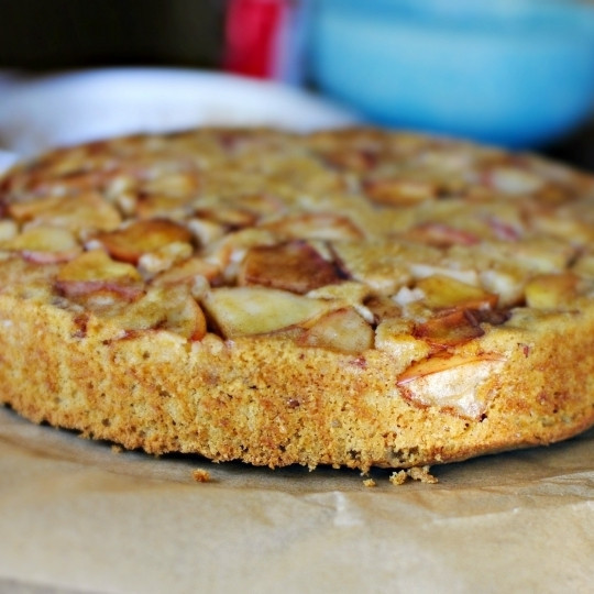 1. Этап. Яблочный торт: Перевернутый яблочный торт выглядит следующим образом.