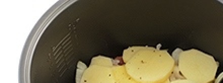 1. Этап. Мясо с сыром в мультиварке: На лук кладем картофель. Солим и перчим по вкусу.