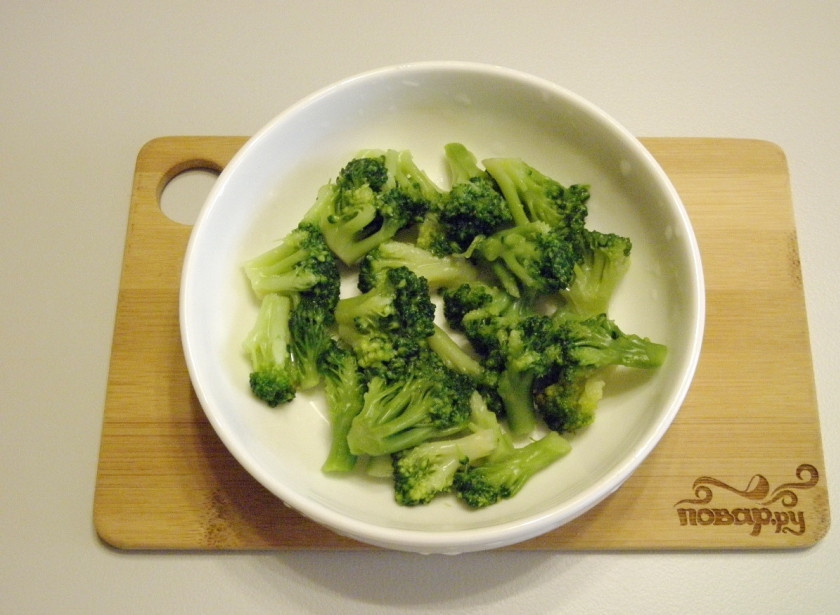 1. Этап. Салат с брокколи и крабовыми палочками: Откиньте на сито и погрузите в ледяную воду на минутку капусту, чтобы та сохранила цвет.