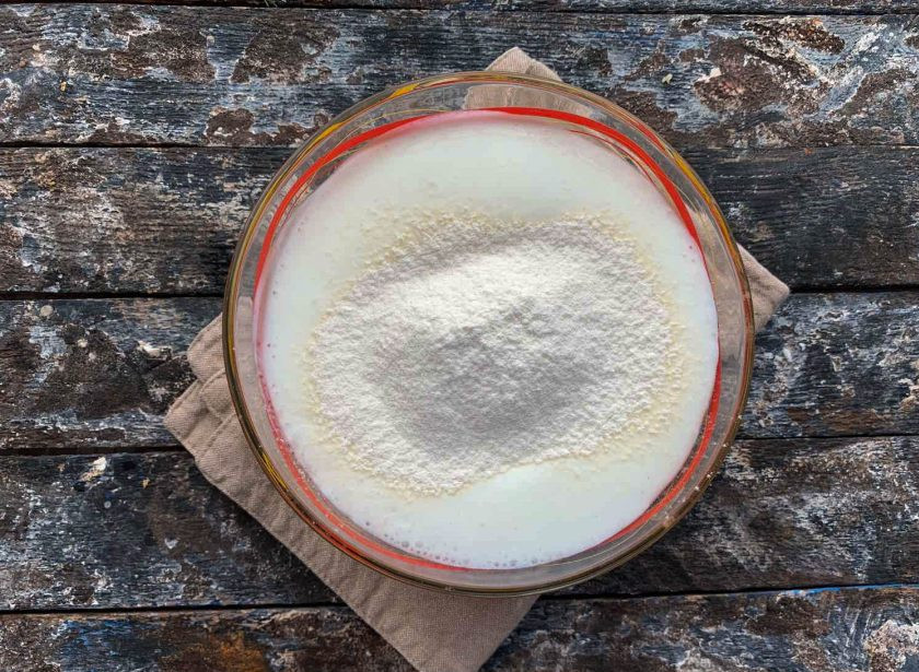 1. Этап. Адыгейские лепешки на кефире: В кефир добавьте просеянную муку и замесите тесто.