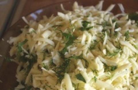 1. Этап. Лаваш с сулугуни и зеленью: Натрите сыр и смешайте с зеленью.