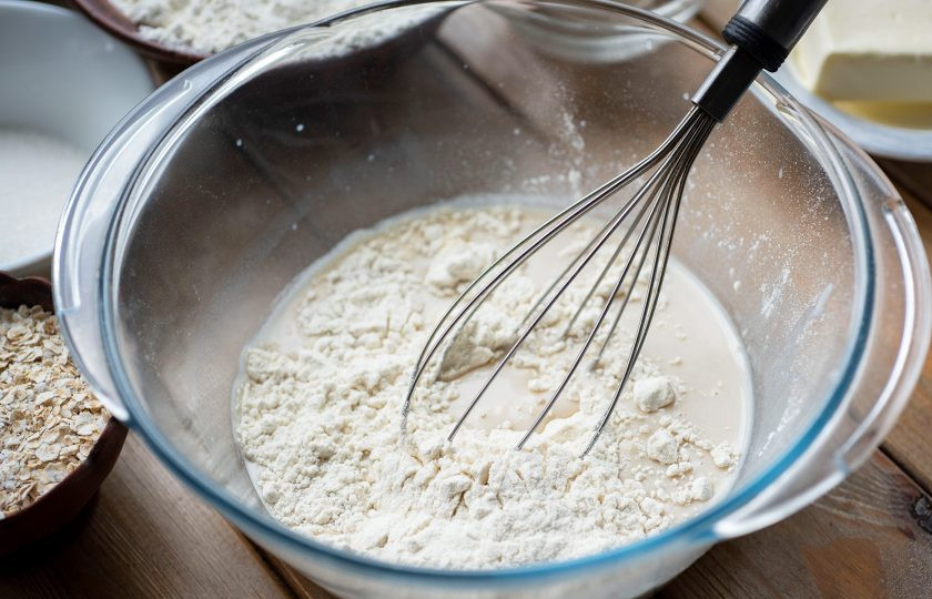 1. Этап. Булочки с овсяными хлопьями: Добавьте к этой смеси 100 грамм муки.