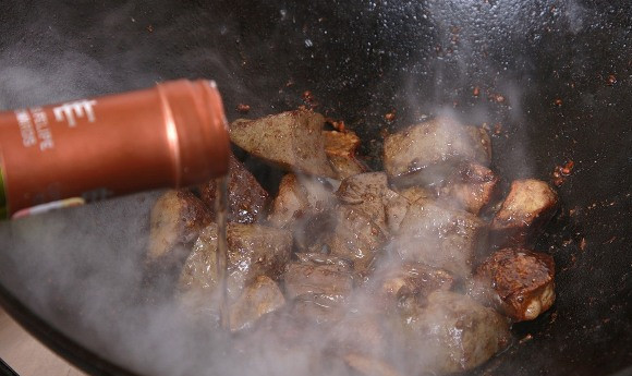 1. Этап. Кучмачи из говядины: Как только печень начнет белеть, заливаем наши обжаренные кусочки вином и выпариваем его минут 10.