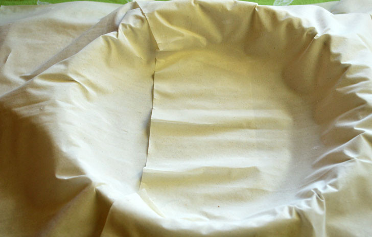 1. Этап. Быстрый пирог с сыром: Смажьте форму для запекания маслом. Выстелите несколькими листами тончайшего слоеного теста будущую корочку нашего пирога, края оставьте свободно отвисать.