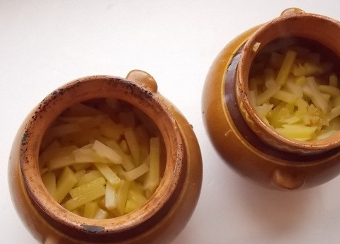 1. Этап. Картошка с сосисками в горшочках: 3. Разложите обжаренный картофель по горшочкам.