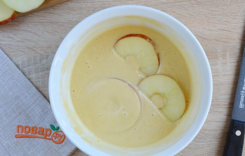 1. Этап. Яблочные пончики: Окунайте яблочные колечки в кляр.