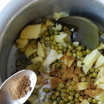 1. Этап. Самса: 3. Через минуту добавьте отварной нарезанный кубиками картофель, вареный горошек, амчур, порошок из протертого кумина и кориандра, гарам масала и соль.