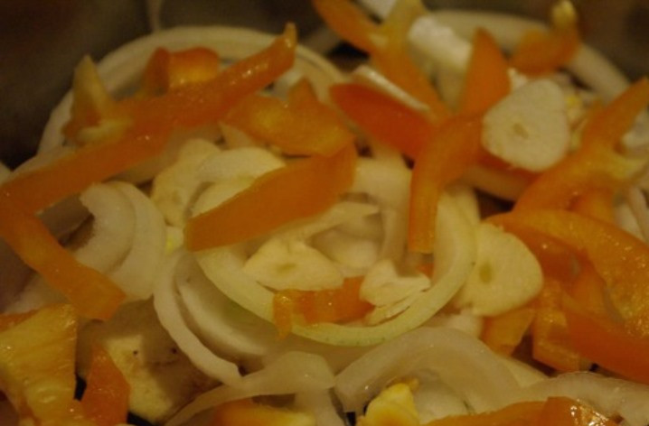 1. Этап. Гарнир к куриным котлетам: Затем порежьте болгарский перец и чеснок для новых слоев.