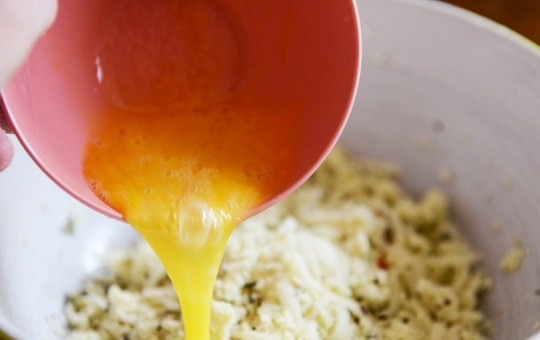 1. Этап. Пицца без теста: 5. Добавьте тертый сыр, взбитое яйцо, соль, перец и специи по вкусу.