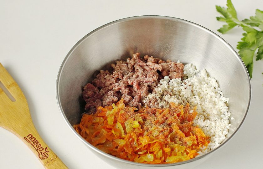 1. Этап. Голубцы по-румынски: В глубокой миске соедините мясной фарш, обжаренные овощи и промытый рис. Соль и специи добавьте по вкусу.