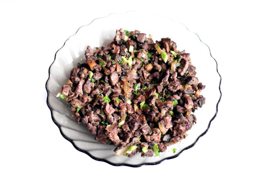 1. Этап. Курица, фаршированная печенью: Еще горячую начинку посолите по вкусу, поперчите и добавьте немного мускатного ореха. В остывшую начинку добавьте рубленный зеленый лук и перемешайте.