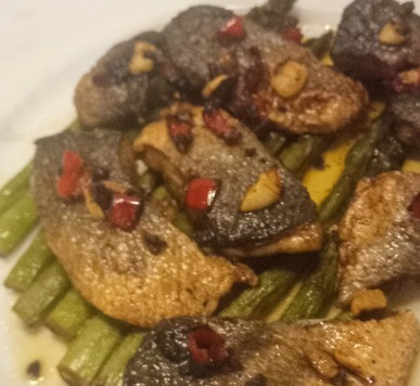 1. Этап. Морской окунь со спаржей: На тарелку выложить спаржу. На спаржу - жареные кусочки рыбы. Сверху полить соусом. Можно подавать. Приятного аппетита.