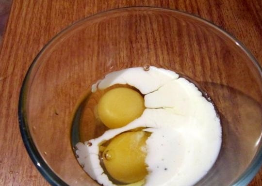 1. Этап. Пицца на батоне на сковороде: 6. Добавляем молоко, перемешиваем все венчиком или вилкой.