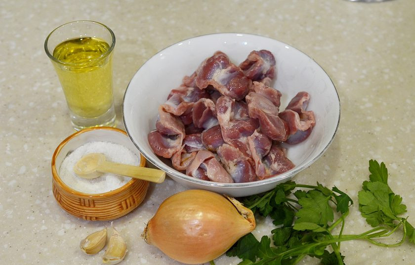 1. Этап. Куриные желудки по-грузински: Подготовьте все ингредиенты.