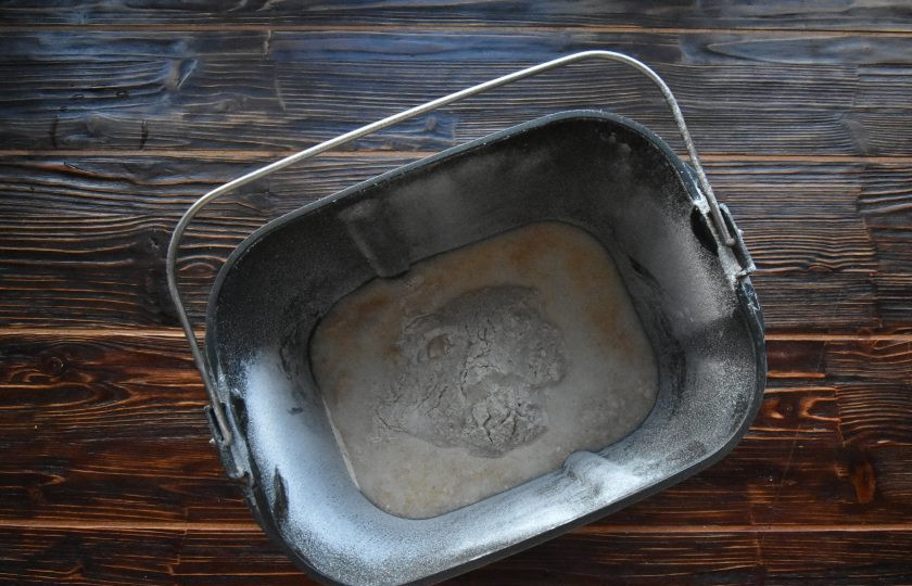 1. Этап. Цельнозерновой хлеб на закваске в хлебопечке: Перелейте разведенную опару в емкость с мукой. Установите ведерко в устройство и выберите в 