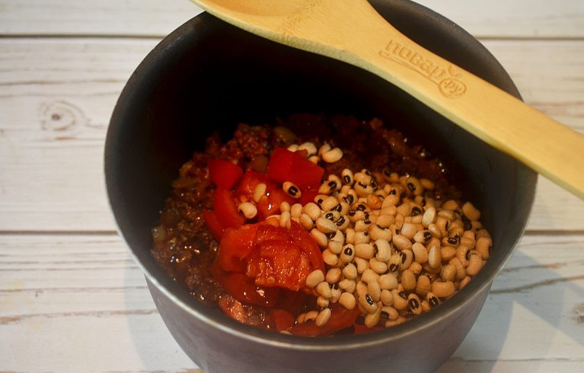 1. Этап. Говядина с чили: 6. Добавьте нарезанные кубиками помидоры и промытую фасоль. Посолите, поперчите и варите около 30 минут.