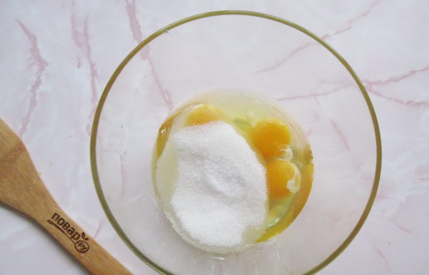 1. Этап. Пирог с ягодами и кремом: В миску разбейте яйца, и добавьте сахар.