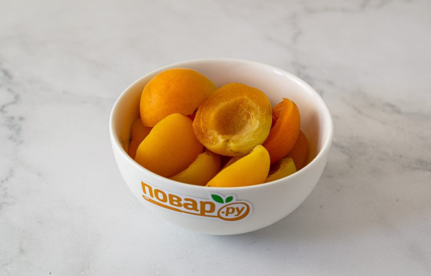 1. Этап. Варенье из яблок и абрикосов: Абрикосы помойте, разрежьте пополам и удалите косточки.