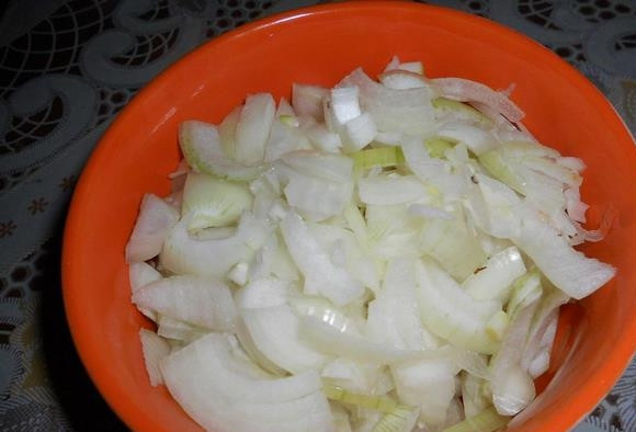 1. Этап. Начинка из квашеной капусты для пирожков: Лук очистите и мелко нашинкуйте.