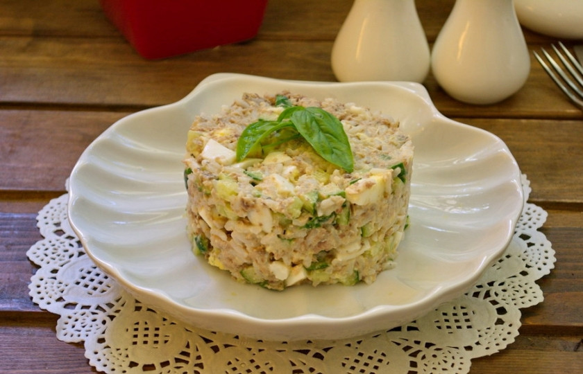 1. Этап. Рыбный салат из консервов: Подайте салат к столу, украсив его веточкой любимой зелени.